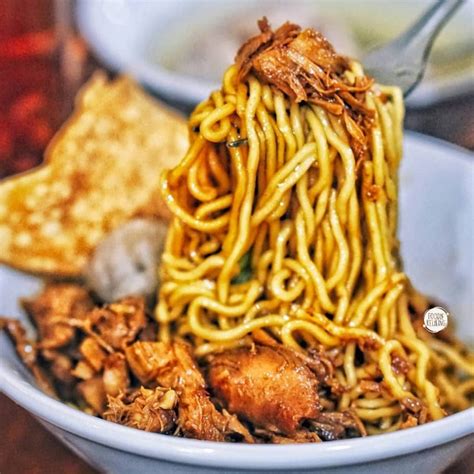 Topping ayam pada mie ayam akan semakin nikmat ditambah irisan jamur kancing yang empuk. Mie Ayam Bakso Yunus yang Legendaris, Langganan Para Pejabat dan Artis