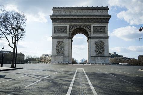 (redirigé depuis confinement de 2020 en france). 15 photos des rues de Paris inhabituellement vides pendant le confinement ! - Paris Secret