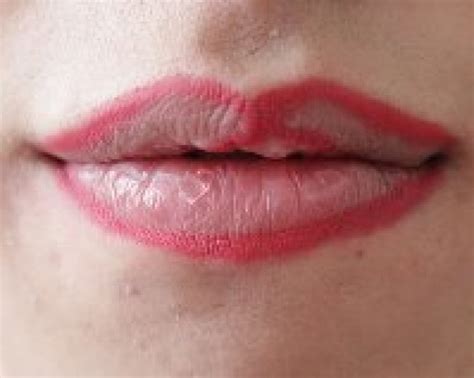 Tutorial Membuat Bibir Penuh Dengan Lip Liner