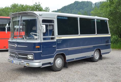 Ein Oldtimer Bus, Mercedes Benz 0 608 H Vetter 608H, Baujahr 1969, die