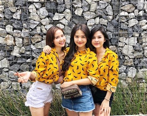 Justatee là một ca sĩ có tiếng trong làng nhạc. Dàn hotgirl Việt 'đại náo' đám cưới Justatee và Trâm Anh