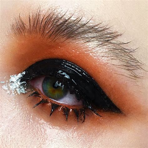What Is Glossy Eyelid Look And How To Create It Makeup Trend
