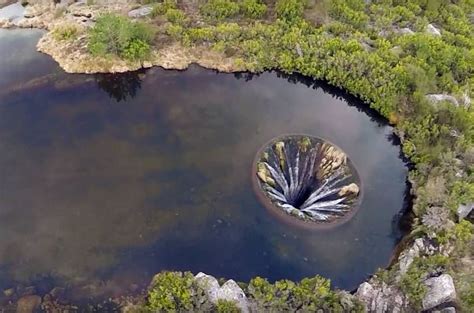 Ein Perfekt Rundes Kraterartiges Loch In Einem See An Dessen Rändern
