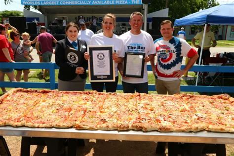 Texas Restaurant Breaks Record For The World S Largest Commercially Available Pizza Guinness