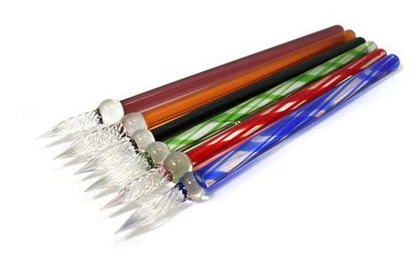 A dip pen or nib pen usually consists of a metal nib with capillary channels like those of fountain pen nibs, mounted in a handle or holder, often made of wood. Pin on Kalligrafie