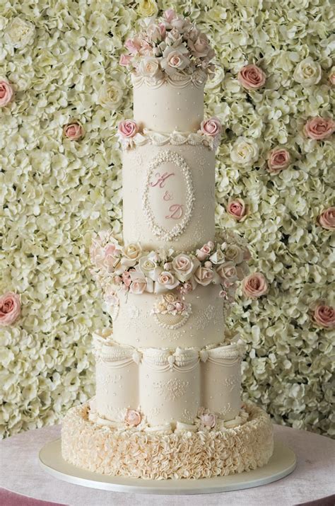 Get inspired by these 2021 wedding cake trends for a dessert that looks as good as it tastes. Wedding cake trends 2019 - Love Our Wedding