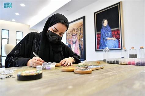 شاهد فنانة سعودية ترسم لوحة بأكثر من مليوني قطعة موسوعة الشامل