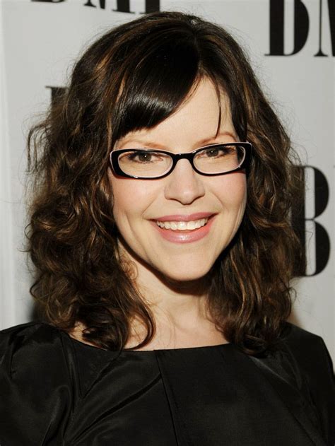celebrities wearing eyeglasses these look great on singer lisa loeb they don t totally take