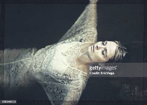 Dead Body Woman Bildbanksfoton Och Bilder Getty Images