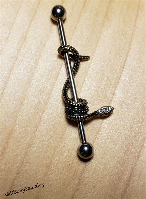 📌 antique gold plated snake 📌 14 gauge 1 1/2 (38mm) snake is roughly 7/8 long & 9/16 at its widest point • silver = 316l stainless steel industrial barbell • black = titanium ion plated over 316l surgical stainless steel • gold = ip plated over 316l surgical steel • rose gold = ip over 316l surgical s… Gold Plated Snake Industrial Barbell ~ Industrial Piercing ...