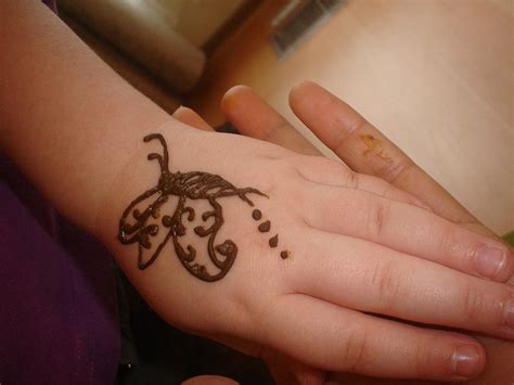 Mehndi often considered as a henna tattoo is a famous temporary tattoo loved all across the world. MEHNDI DESIGN: Kid's Mehndi Design for Hand