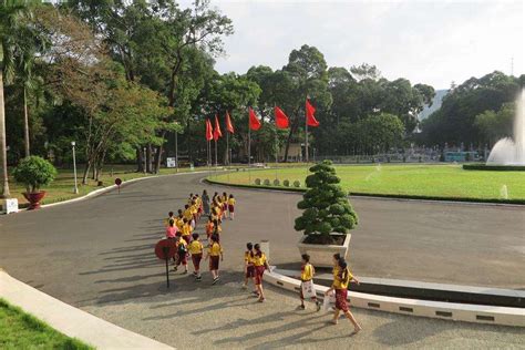 Bà nguyễn phương ly (56 tuổi, nhà ở quận 1) cho biết, hơn 20 năm trước, cây này đã có tại đây, vừa tạo bóng mát vừa là cảnh theo quan sát, hai bên sát cổng vào dinh độc lập chỉ một cây lim xẹt vừa đốn hạ. Buổi học ngoại khóa của học sinh khối lớp 5, trường Tiểu ...