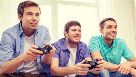 Poco feliz de videojuegos niño jugando. La UNESCO asegura que los videojuegos nos ayudan a ser mejores personas