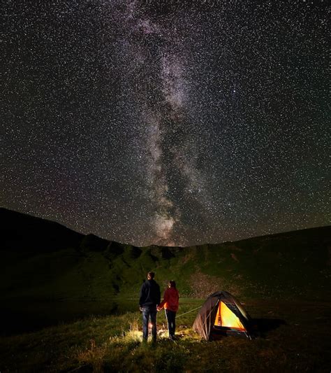Premium Photo Couple Enjoying Starry Sky By Night Campfire