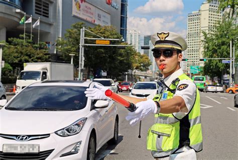 south korean police officer directing traffic in seoul [2048 x 1379] r policeporn