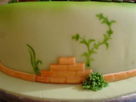 Beim tortenversand torten.de kannst du dir deine torte online bestellen. Brigittes Tortendesign: Garten-Torte mit Rosenbusch - Step ...