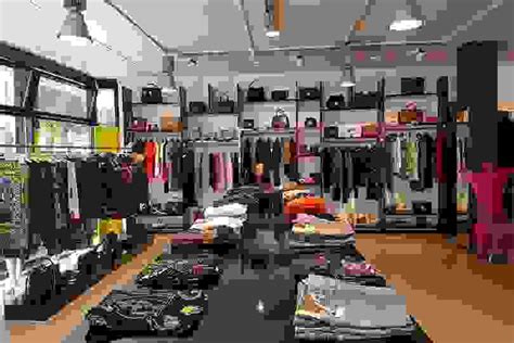 É interessante e cheio de informações para nós. Smlxl - Clothing store in Zurigo | YourShoppingMap.com