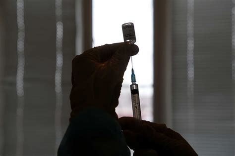 Αποτελεσματικό το εμβόλιο κατά του παραλλαγμένου στελέχους. Εμβόλιο κορονοϊού: Έτσι θα γίνει η συνεργασία Pfizer - Sanofi