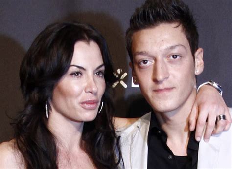 Vor wenigen wochen gaben die schwester von sarah connor (41) und ihr ehemann, der rapper bushido (42), bekannt. / Sarah Connors Schwester trennt sich von Mesut Özil ...