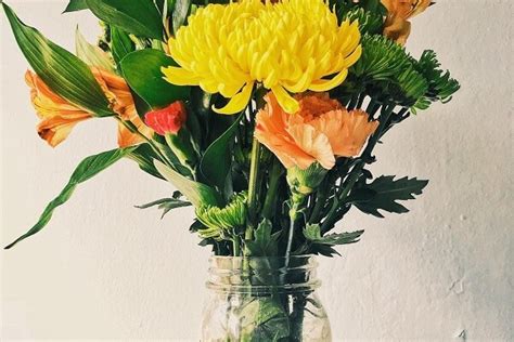 This arrangement includes sunflowers or gerber daisies / seasonal greens / novelty poms / solidago / statice / alstroemeria / seasonal novelty flowers How to Keep Flowers Fresh Longer