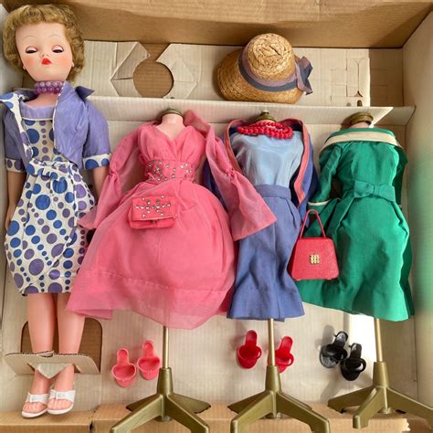 Vintage Deluxe Reading Candy Fashion Doll Original Box 4 0utfits 3