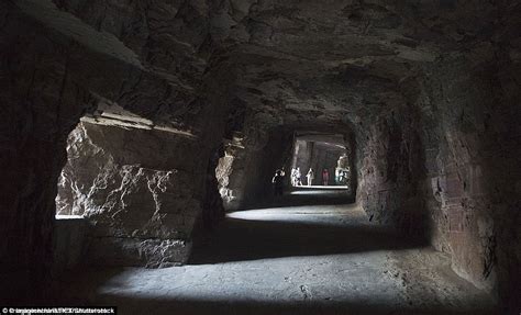 Images Show Steep Cliff Road Carved By Chinese Villagers Daily Mail