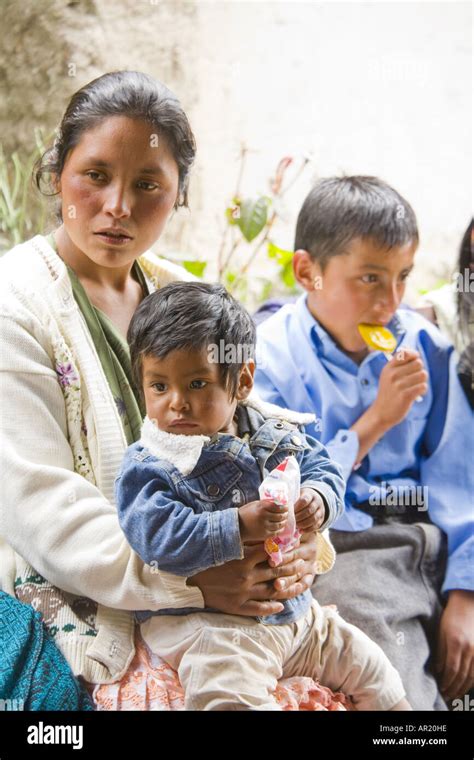 GUATEMALA CAPELLANIA joven Maya Quiché y sus hijos comer bocadillos Fotografía de stock Alamy