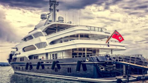 Download Wallpaper Super Yacht In Harbour 2560x1440