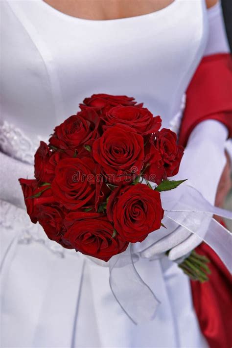 Brides Red Roses Wedding Flowers Stock Image Image Of Rose White