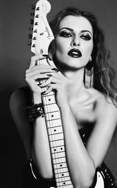 Pin Van Gwonterg Op Women Love Guitars Fotoshoot Fotografie