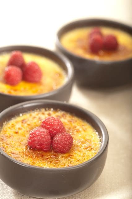 Każdy przepis został starannie sprawdzony i dostosowany do monsieur cuisine. Krem brulee z malinami - Robert Sowa