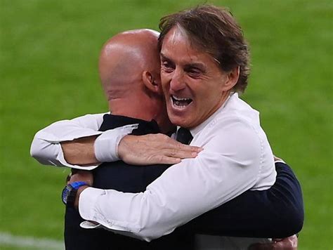 Stretti dentro la morsa di vialli&mancini: Mancini-Vialli, l'abbraccio che racconta una grande storia ...