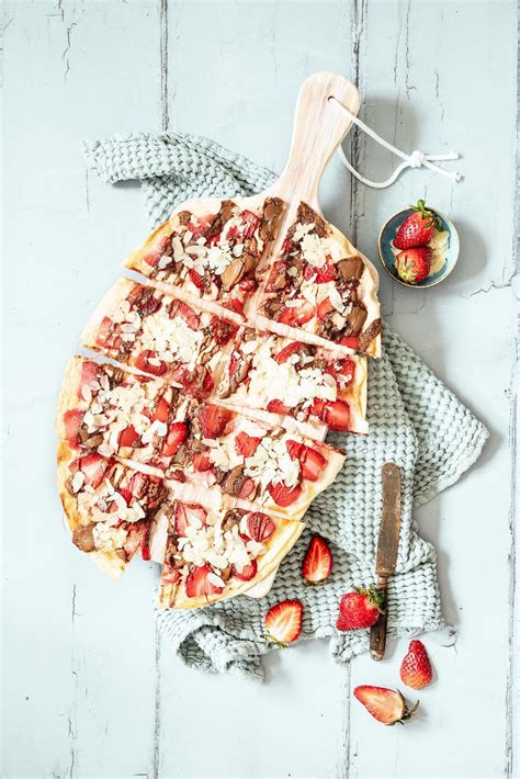 Maybe you would like to learn more about one of these? Nuss-Nougat Flammkuchen mit Erdbeeren | Rezept in 2020 ...