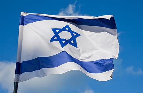 23:56 21.3.21 קובי עוזיאלי בחדרי חרדים. בנק הפועלים יחלק את דגל המדינה שיוצר על ידי בעלי מוגבלויות
