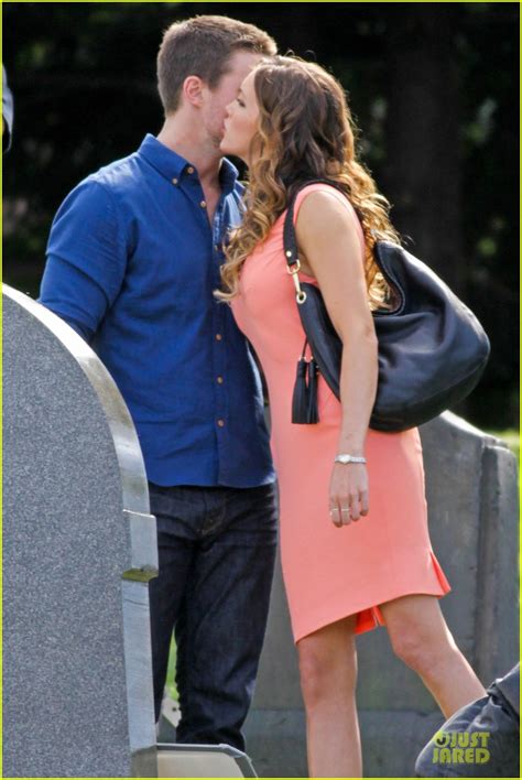 Stephen Amell Kiss From Katie Cassidy On Arrow Set Photo 2908960 Arrow Katie Cassidy