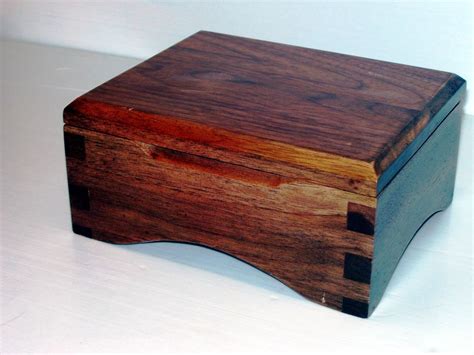 hand made walnut keepsake box by robert reda woodworking