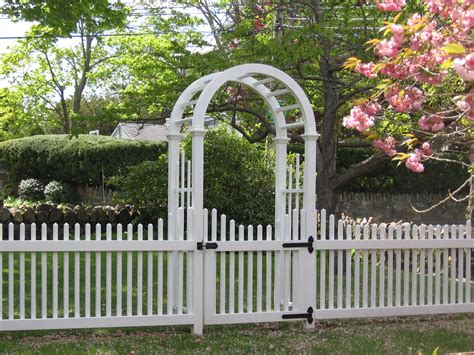 Picket Fence Google Search Cottage Style Traditional Colonial