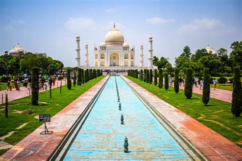 Taj Mahal Helhetssyn Under Dagtid I Agra India The Taj Of 7 Wonders