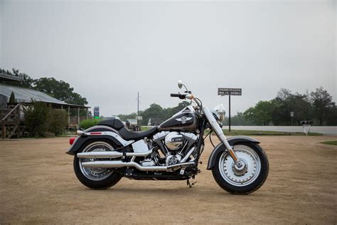 Avenger cruise 220 or royal enfield thunderbird 350/500. 2017 Harley-Davidson Softail Fat Boy Buyer's Guide | Specs ...