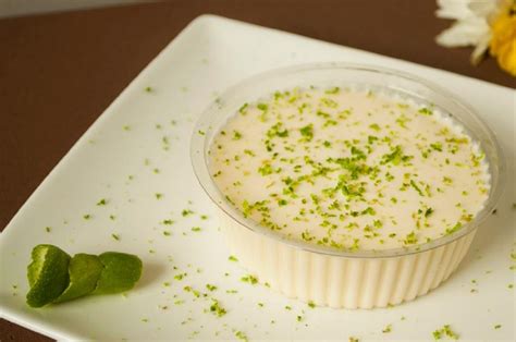 Há uns meses partilhei uma receita de mousse de chocolate saudável com abacate, banana e cacau, um clássico e uma boa alternativa à receita tradicional. Mousse de limão com suco tang - Fácil