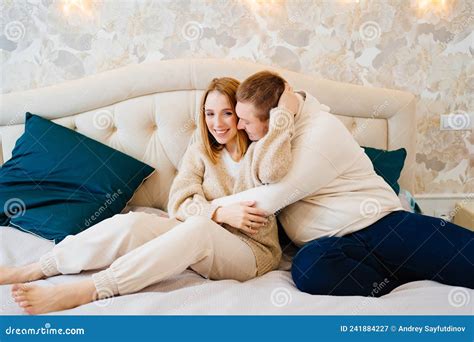 Un Couple Heureux Et Affectueux Sembrasse Sur Le Lit Image Stock Image Du Confortable