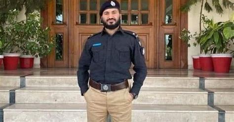 National News By Hamariweb غریب باپ امام مسجد ہے لیکن ۔۔ بیٹا پولیس کا بڑا افسر بن کر آیا تو