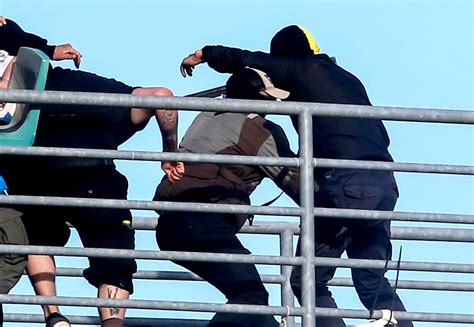 Πανικός και άγριο ξύλο ανάμεσα στους ποδοσφαιριστές παοκ και αεκ αμέσως μετά το τέλος του αγώνα στην. Αλβανός που είχε κατηγορηθεί για ληστεία ο «μαχαιροβγάλτης ...