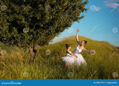 Madre E Hija De La Bailarina Imagen De Archivo Imagen De Blanco