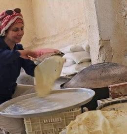 كبت الحزن وعدم التنفيس له آثار سلبية أيضاً على الإنسان صحياً ونفسياً.ولذلك من الشخص الذي يتعرض لانفعالات شديدة مثل الغضب أو الحزن لا بد أن يعرف أولاً أن أي سلوك. الزميلة بريزات.. خبز امي وذاكرة الحزن النبيل | جفرا نيوز