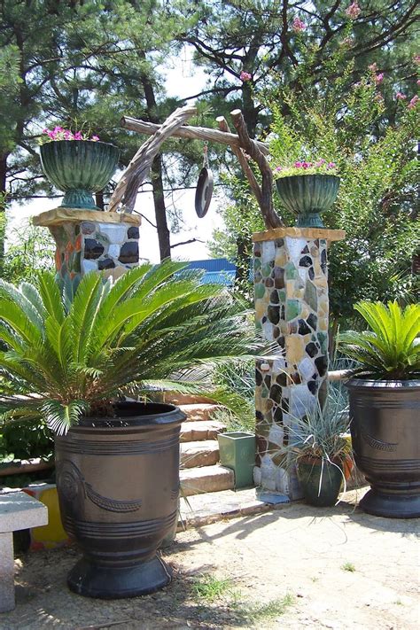 The Funky Mosaic Pilars Are A Cool Idea To Form A Garden