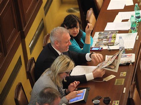 Portál idnes.cz celý jeho projev, odvysílaný na prima cnn news, nabízí čtenářům. Projev Miloše Zemana ve sněmovně | ParlamentniListy.cz ...