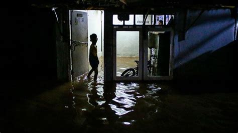 Bpbd Jakarta Records Flooding In 30 Neighborhoods After Overnight