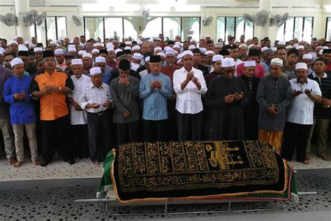 His royal highness sultan abdullah was. Pemangku Raja Pahang solat jenazah ADUN Lepar | Nasional ...