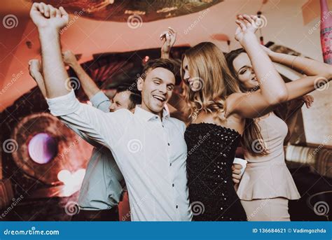 baile del hombre con la mujer foreground amigos cantantes imagen de archivo imagen de